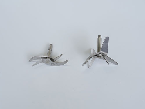 Dismantling method of juicer blade